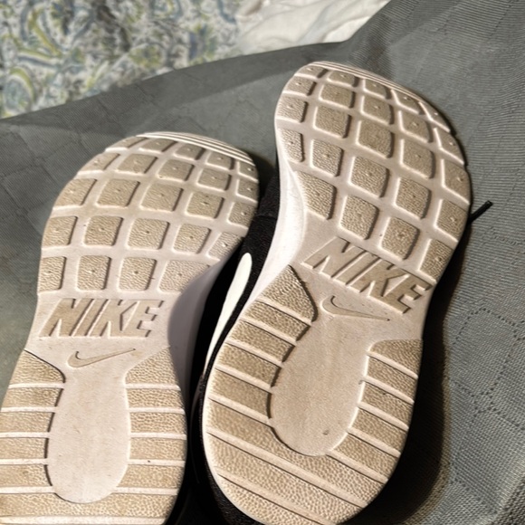 Nike Black Athletic Shoes - Picture 3 of 6